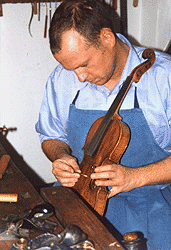 Geigenbau Stengel in Münster, Meister Stengel bei der Repartaur einer Geige
